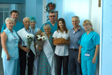 Apolon și Zenovia Crețu au celebrat nunta de diamant la spitalul ”Sfânta Treime”din capitală